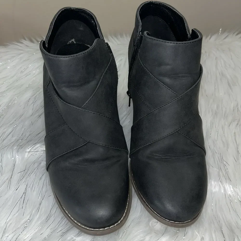 Maurices 11M Black Alexis Cross Strap Wedge Bootie